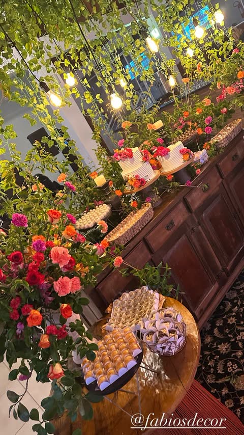 Decoração com flores e luzes no salão